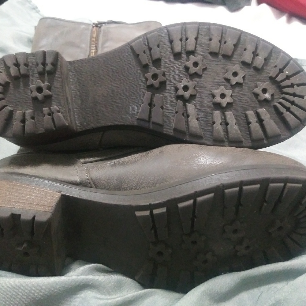 Boots - Picture 4 of 4